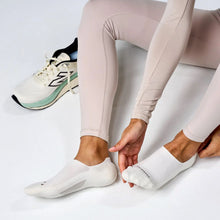 Feetures Elite Light Cushion Invisible Sock - Bone