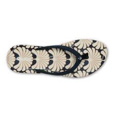 Flip-flop with a shell pattern 