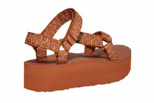 Brown sandal with woven straps 